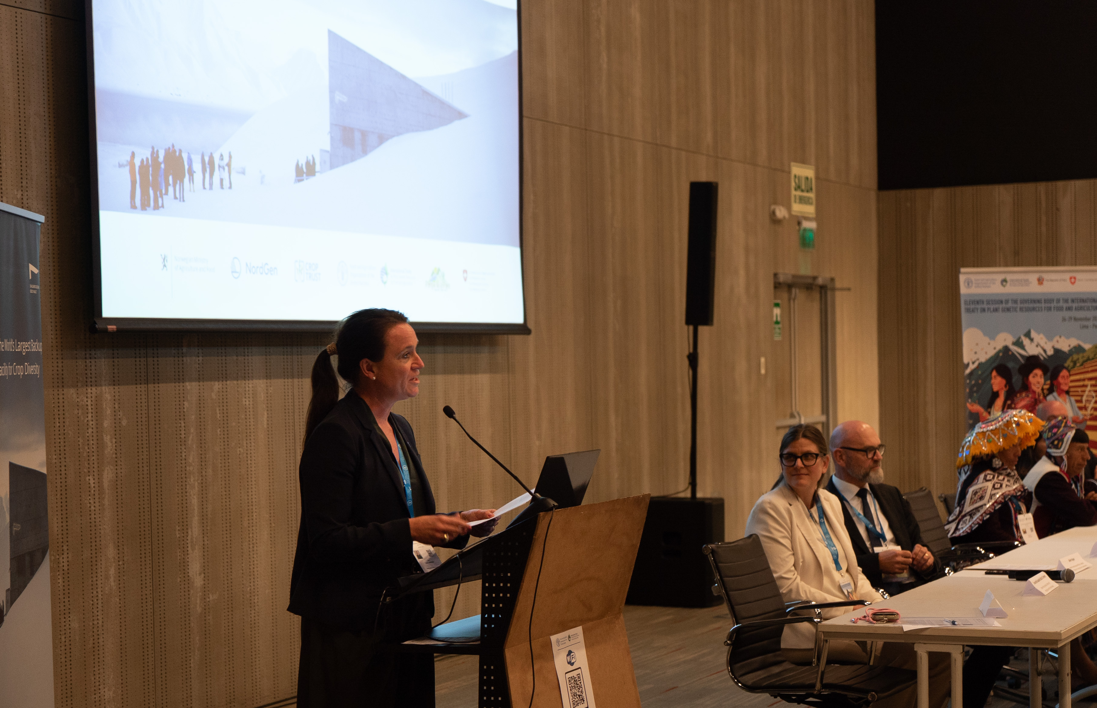 Kvinna talar vid podium