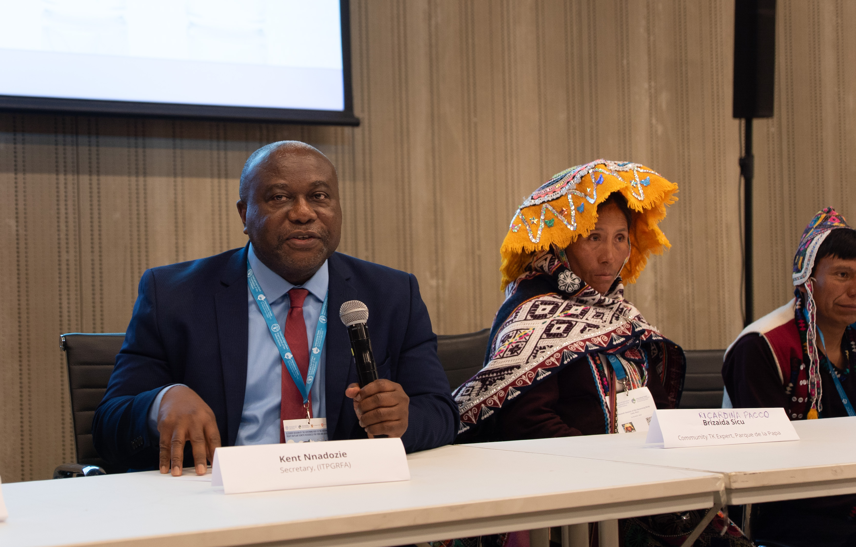 Man talar vid ett bord